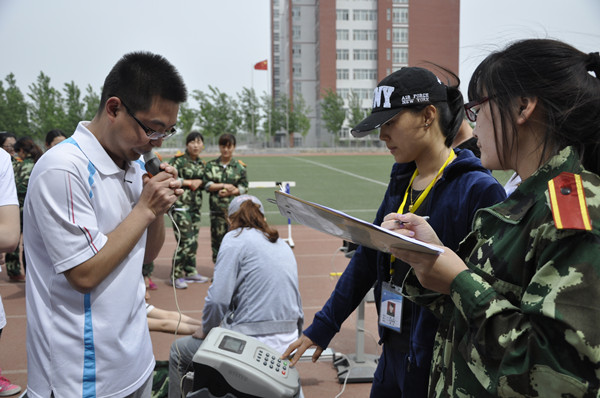 我部体育教师组织全院学生进行体育测试