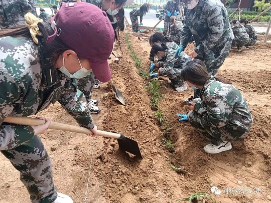 2138cn太阳集团古天乐//经济管理学院//劳动最光荣